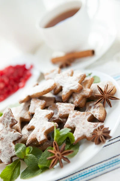 Kopje thee en christmas cookies verticale compositie — Stockfoto