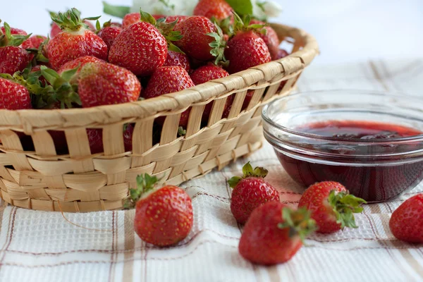 Strawberry jam and ripe strawberries — Stock Photo, Image