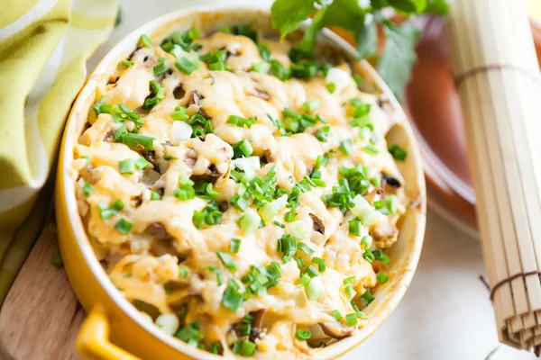 Cazuela de champiñones con queso y cebollino — Foto de Stock