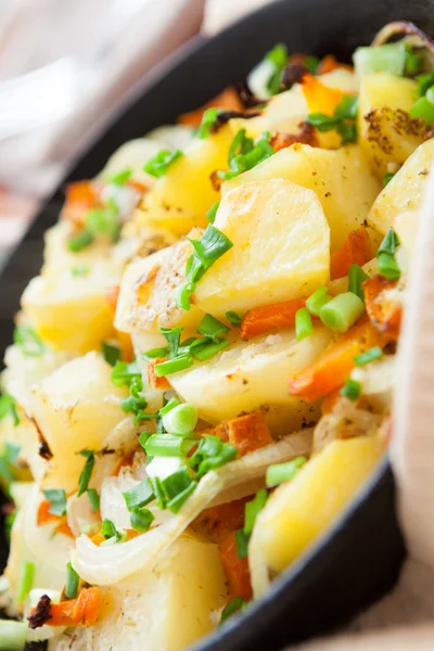 Cartofi, morcov și ceapă într-o tigaie mare de prăjit — Fotografie, imagine de stoc