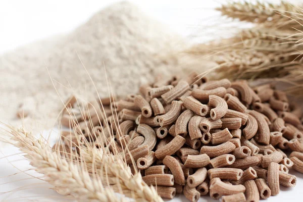 Wholemeal pasta and flour macro — Stock Photo, Image