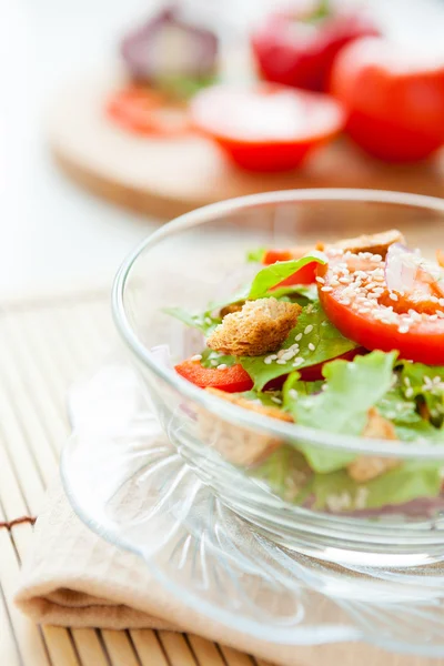 Salada leve com croutons e tomates — Fotografia de Stock