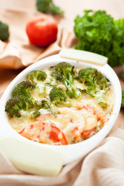 Budín de verduras con brócoli y tomates —  Fotos de Stock