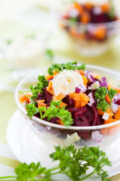 Wortel en bieten salade met lichte mayonaise — Stockfoto