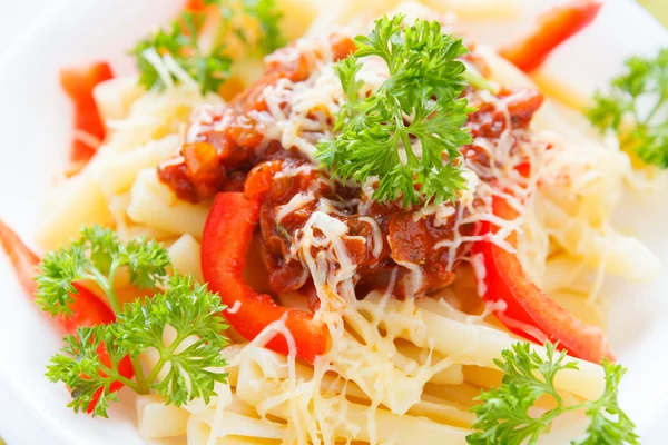 Macarrones con queso, pimiento dulce y salsa de tomate —  Fotos de Stock