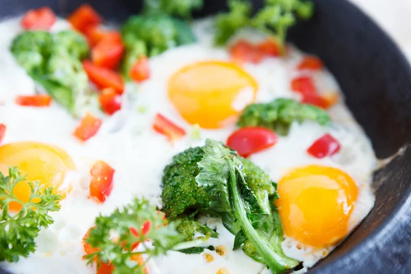 Oeufs frits de brocoli dans une poêle — Photo