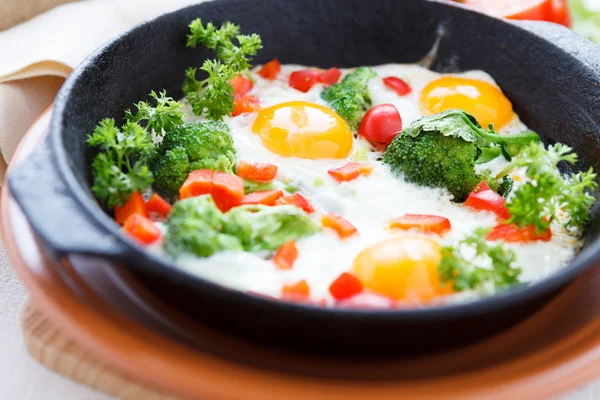 Eggs with broccoli and peppers — Stock Photo, Image