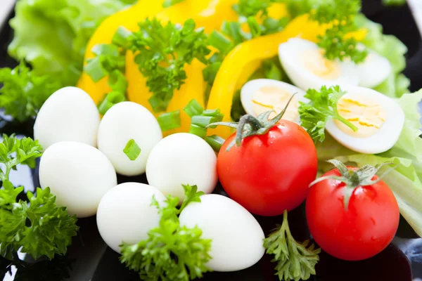 Verdure fresche su un piatto e uova di quaglia — Foto Stock