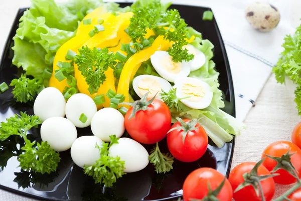 Bıldırcın yumurtası ile sebze salatası — Stok fotoğraf