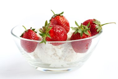 taze çilek ve süzme peynir, lezzetli bir tatlı