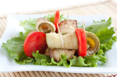 kavrulmuş kabak ve taze domates dilimleri