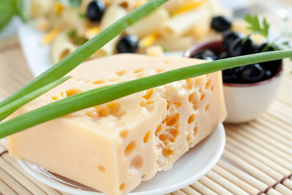 Сыр с зеленым луком и оливками — стоковое фото