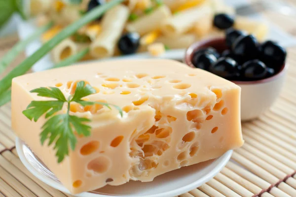 Кусок сыра и оливок — стоковое фото