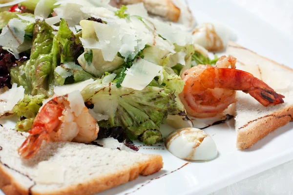 Ensalada con mariscos y lechuga verde — Foto de Stock