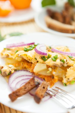 Beyaz bir plaka üzerinde fırında patates dilimleri