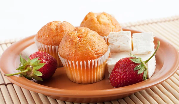 Muffiny s jahodovou a krémovým sýrem — Stock fotografie