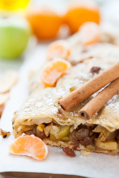 Grote en mooie strudel cu mere — Stockfoto