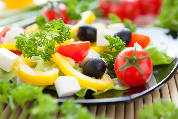 Beyaz peynir, zeytin ve sarı biber ile sebze salatası — Stok fotoğraf