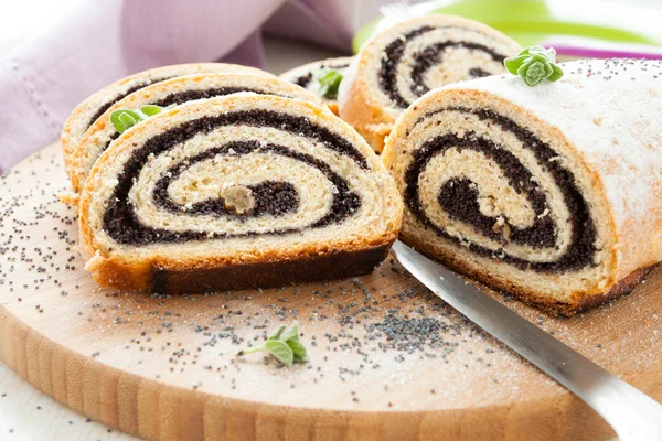 Rollo de amapola en una tabla de cortar — Foto de Stock