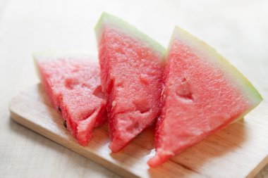 Üç dilim karpuz ahşap tahta üzerinde