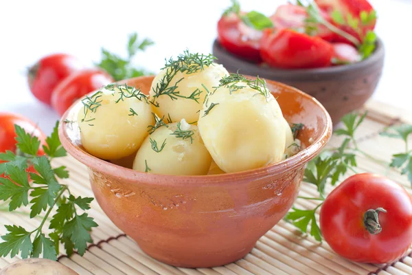 Gekochte Kartoffeln und Tomatensalat — Stockfoto