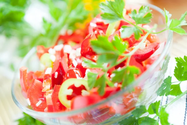 Salade van verse rode peper in een glazen kom — Stockfoto