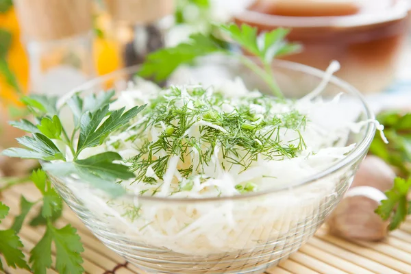 Salada de repolho fresco e salsa — Fotografia de Stock