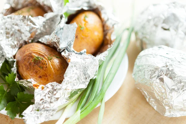 Pečené brambory, petržel a cibuli — Stock fotografie