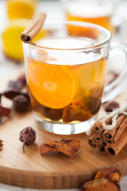 şeffaf bir bardak portakal ve armut kompostosu