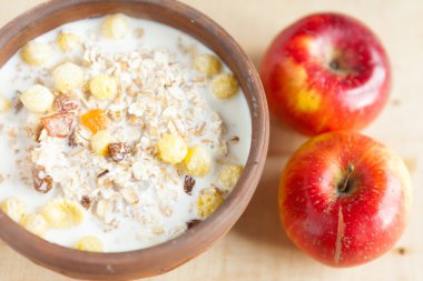 bir kase ve iki elma çiğ süt ile müsli