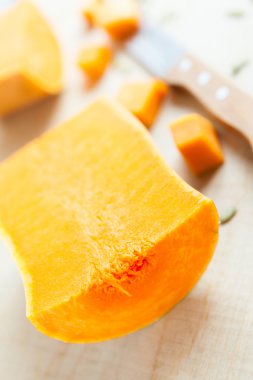 kabak ve bir bıçak ahşap yüzeye