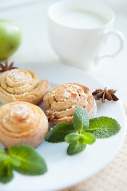 eve ekmek ve bir bardak süt