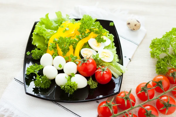 Salade de légumes aux œufs de caille bouillie — Photo
