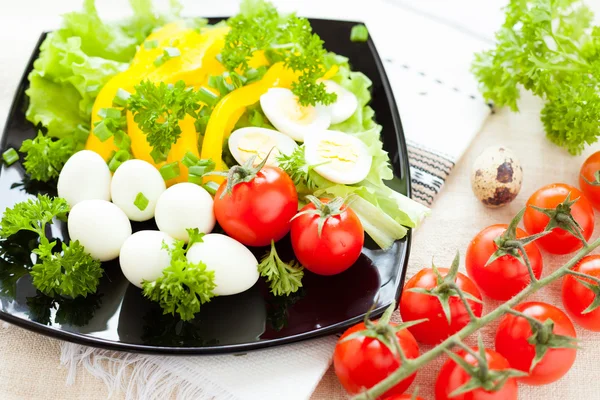 Salada de legumes frescos com ovos de codorna — Fotografia de Stock