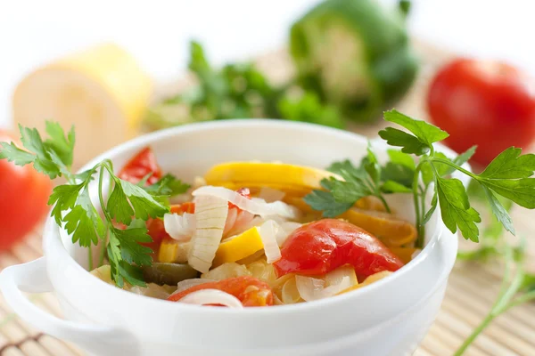 Steamed vegetables, zucchini, peppers, tomatoes — Stock Photo, Image