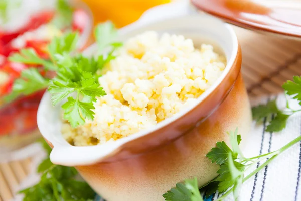 Porridge de millet dans un pot en céramique avec couvercle — Photo