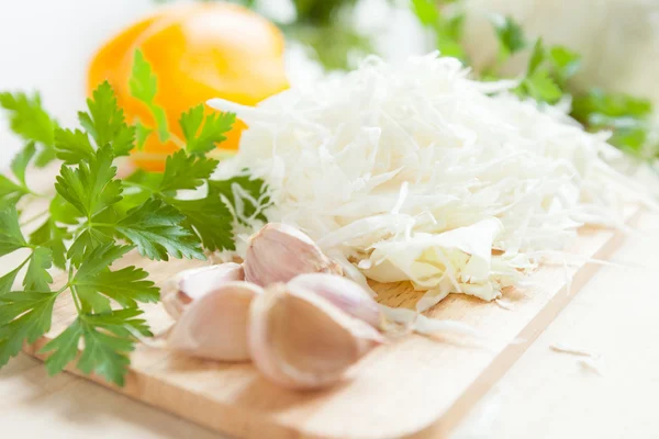 Chopped fresh cabbage and garlic — Stock Photo, Image