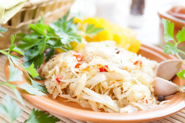 Braised cabbage with slices of red pepper — Stock Photo, Image