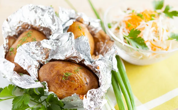 Jas aardappelen gebakken in folie, en Groenen — Stockfoto