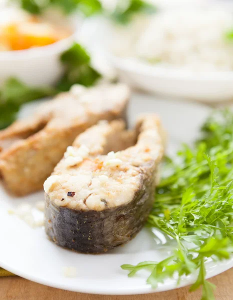 Gebakken rivier visfilets en peterselie — Stockfoto