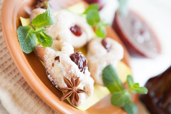 Pasticceria fatta in casa con marmellata di fragole — Foto Stock