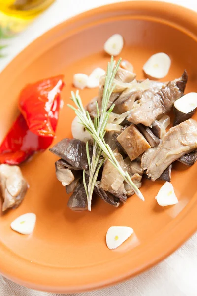 Salade van gemarineerde gebraden paddestoelen — Stockfoto