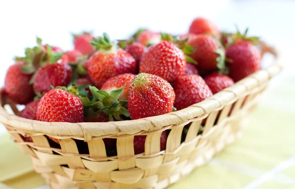 Ripe strawberries in a wooden basket — Stock Photo, Image