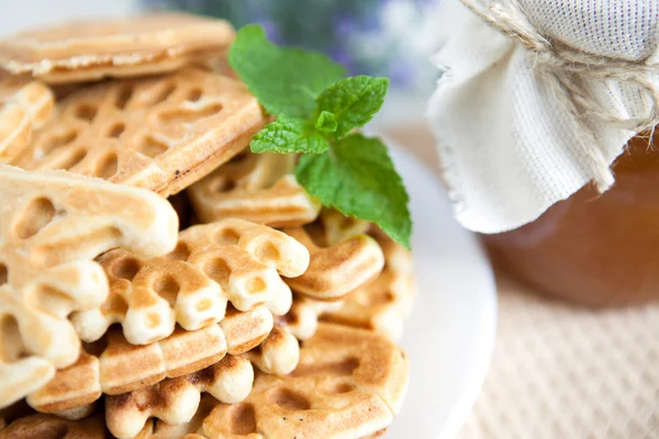 Honing wafels op een plaat — Stockfoto