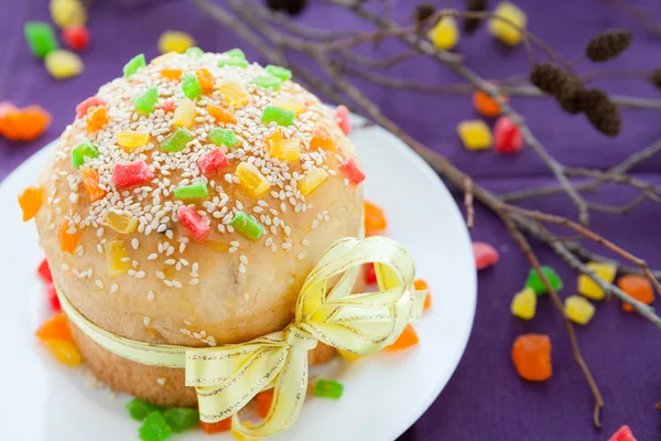 Gâteau de Pâques décoré d'un ruban jaune — Photo