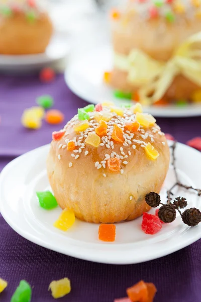Pequeno bolo de Páscoa no fundo doces caseiros — Fotografia de Stock