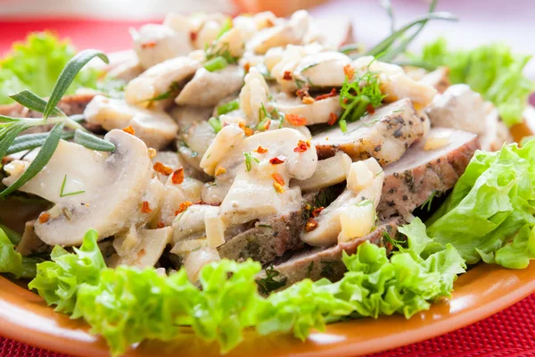 Carne guisada com cogumelos em uma chapa — Fotografia de Stock