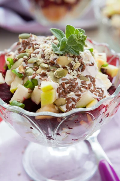 Ensalada de remolacha con manzanas en un tazón de vidrio —  Fotos de Stock