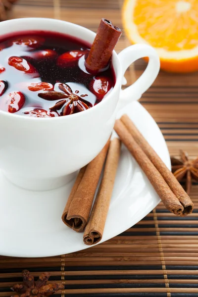 Traditional mulled wine with almonds and cinnamon — Stock Photo, Image