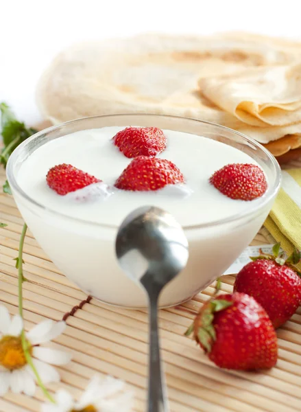 Yoghurt med jordgubbar och smaksatt pannkakor — Stockfoto